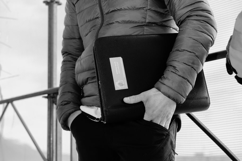 Un expert réalise un devis désamiantage pour une entreprise